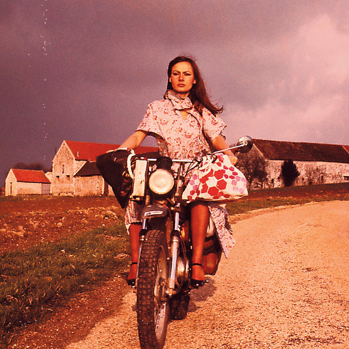 Das Mädchen auf dem Motorrad
