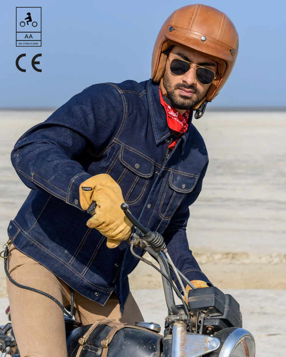 Motorradfahrer in dunkelblauer Trip Machine zero Denim Riding Jacket mit eingeblendeter CE- und AA-Kennzeichnung.