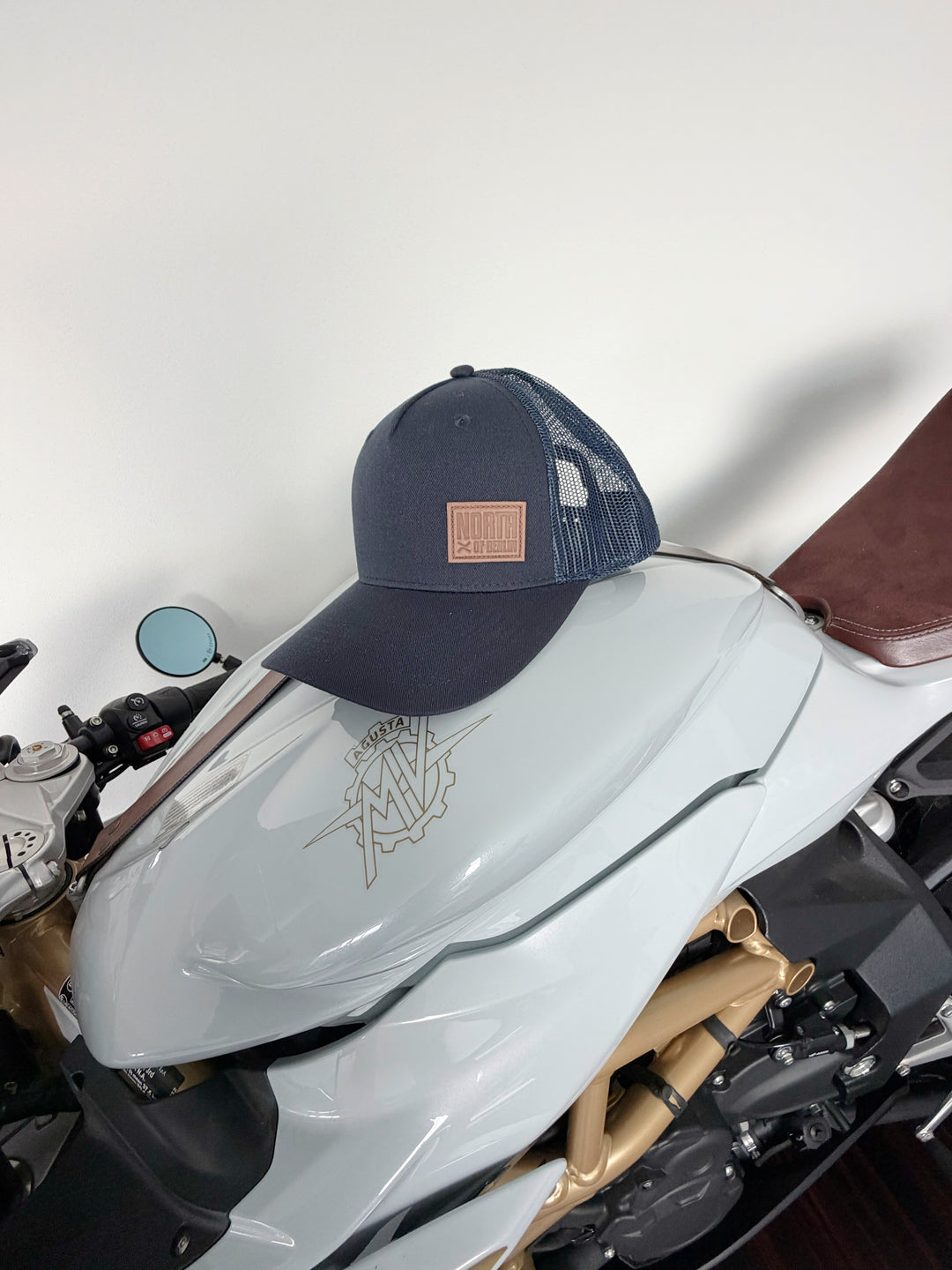 North of Berlin Trucker-Cap Blau – Lifestyle-Aufnahme