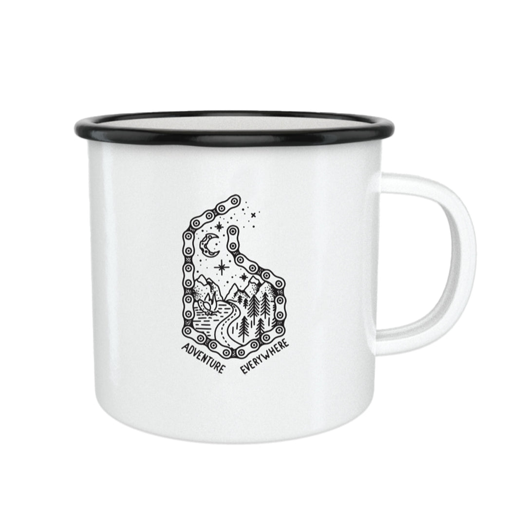 Weisser Beeline-Emaillebecher mit schwarzem Rand, Landschaftsmotiv in Kettenform und Schriftzug Adventure Everywhere.