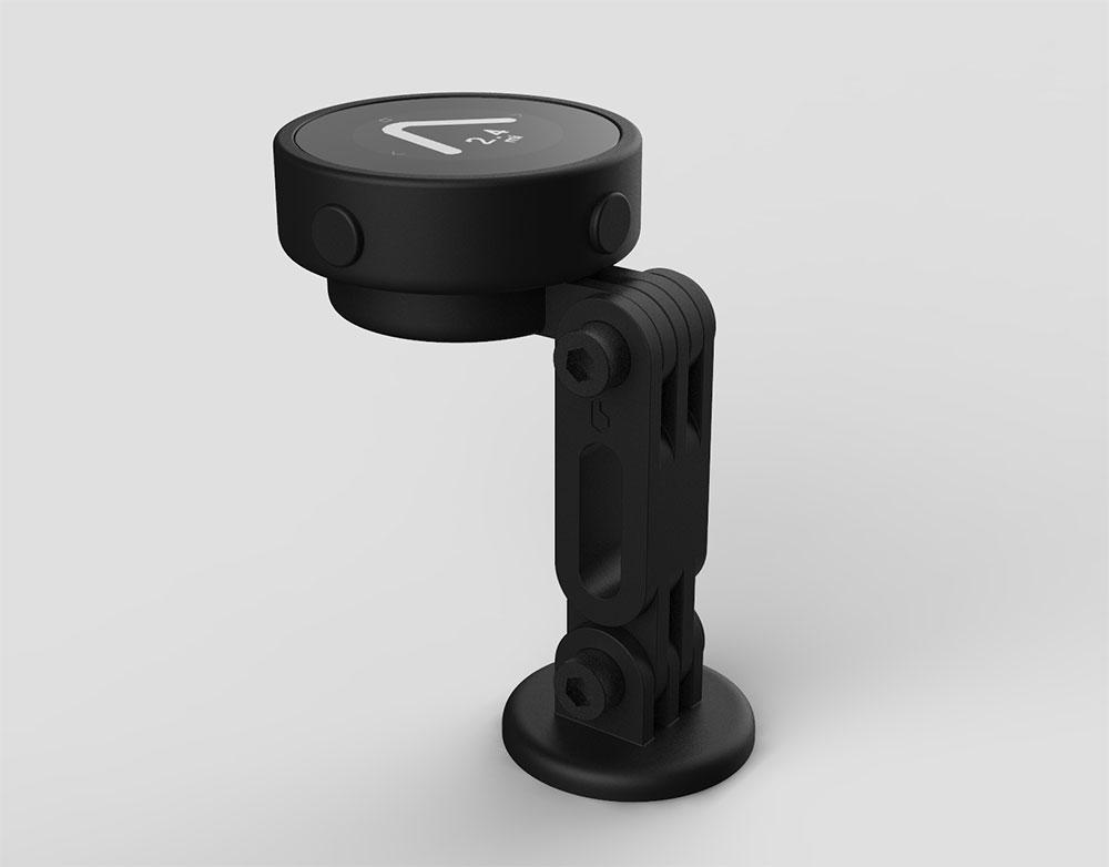 Beeline Moto Original auf dem Sticky Pad Mount in Schrägansicht mit sichtbarem Display und zwei Gelenken.