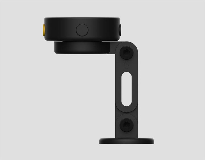 Beeline Moto Original auf dem Sticky Pad Mount, Seitenansicht mit aufrechtem Gelenkarm und rundem Klebesockel.