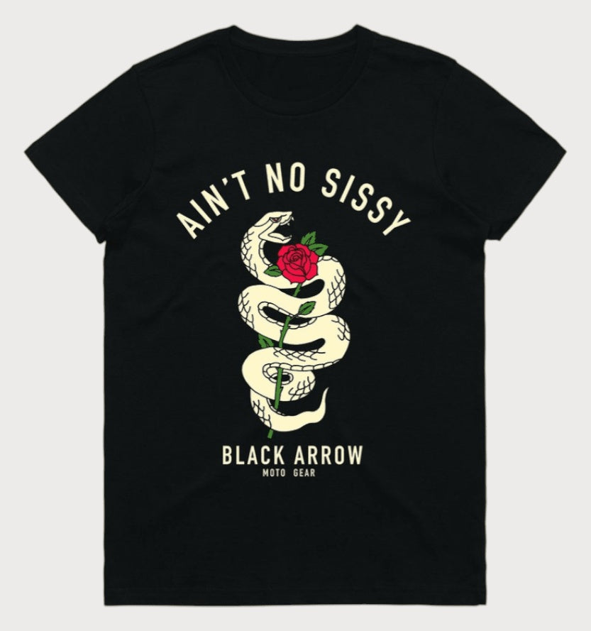 Schwarzes Black Arrow Ain’t No Sissy Damenshirt mit heller Schlange, roter Rose und Schriftzug auf der Vorderseite.
