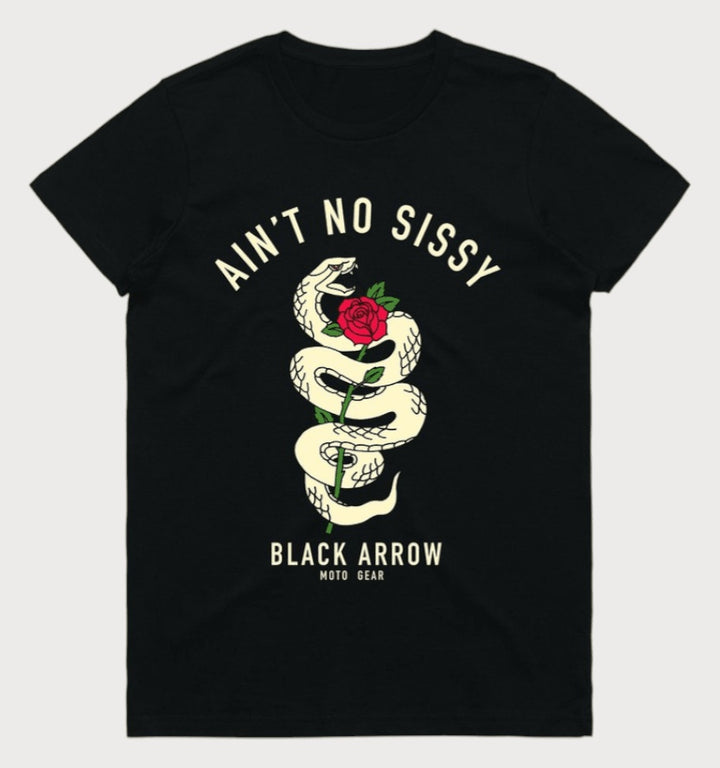 Schwarzes Black Arrow Ain’t No Sissy Damenshirt mit heller Schlange, roter Rose und Schriftzug auf der Vorderseite.