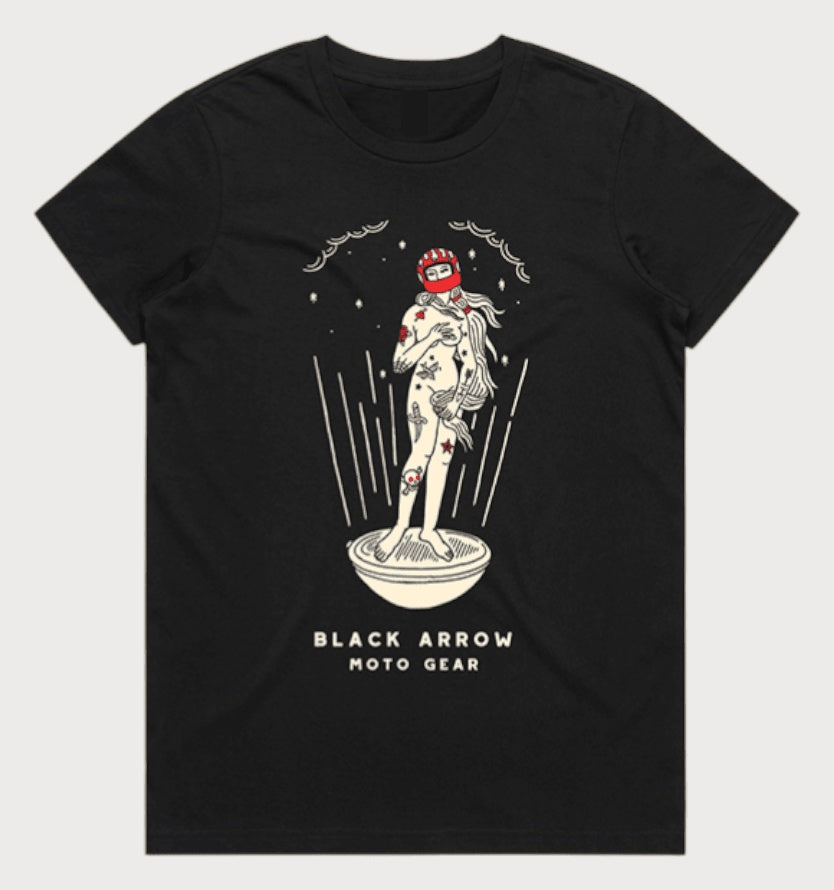 Vorderansicht des schwarzen Black Arrow Venus Damenshirts mit tätowierter Venus, rotem Motorradhelm und Muschelmotiv.