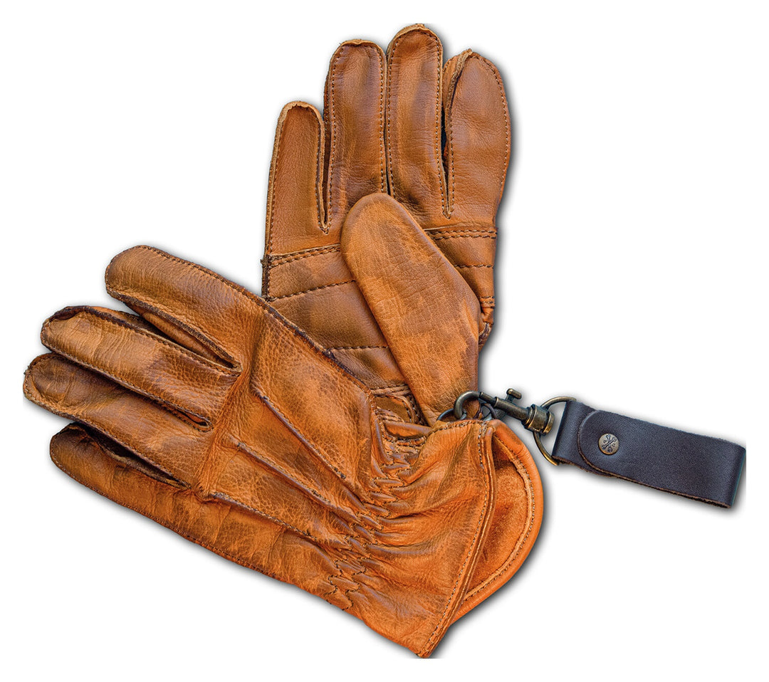 Cognacfarbene 13 1/2 Lowlander Handschuhe als Paar mit sichtbarer Innenhand, Handrücken und dunkler Halteschlaufe mit Karabiner.