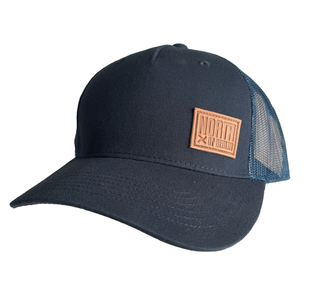 North of Berlin Trucker-Cap Blau mit braunem Logo-Patch