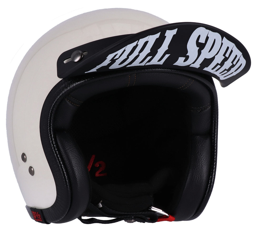 Mattschwarzes 13 1/2 Scum Peak Helmschild mit weissem Full-Speed-Schriftzug an einem weissen Jethelm.