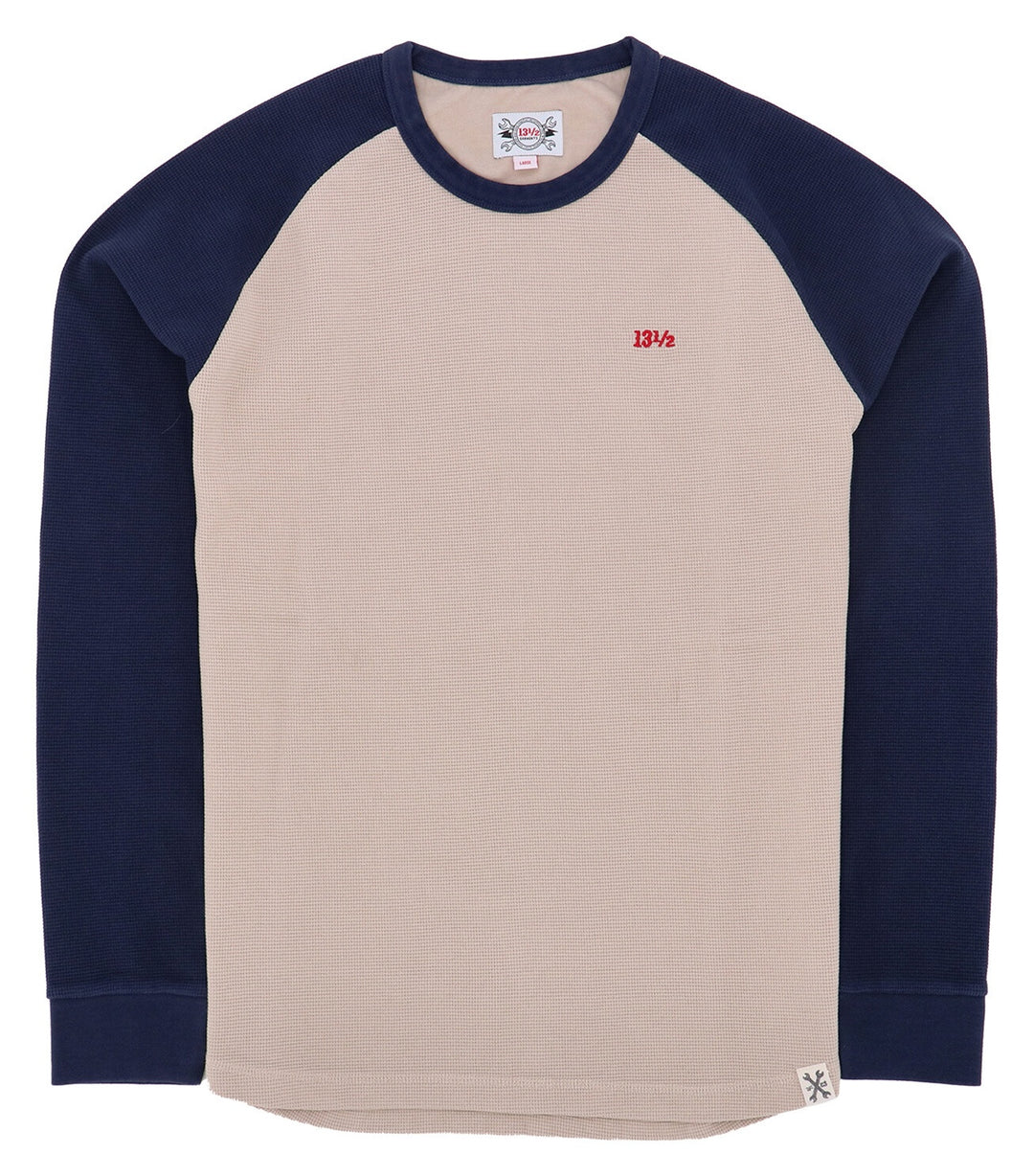 13 1/2 Waffle Jersey mit sandfarbenem Rumpf, navyfarbenen Raglanärmeln und rotem Brustlogo.