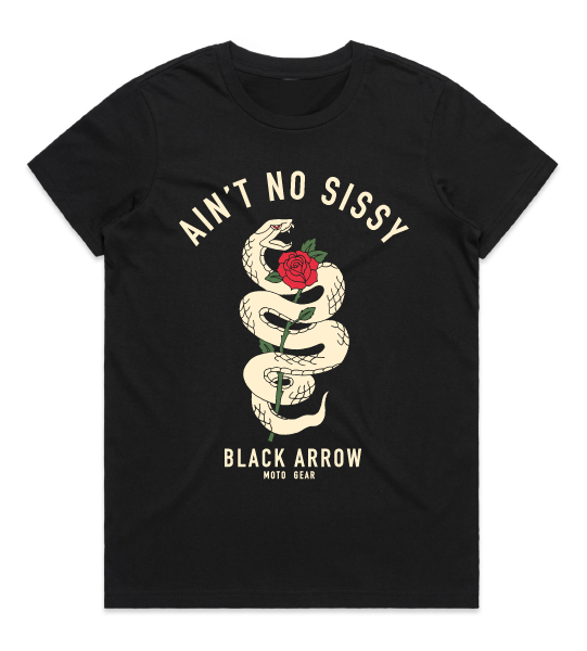 Vorderansicht des schwarzen Black Arrow Ain’t No Sissy Damenshirts mit Schlangen- und Rosenmotiv vor weissem Hintergrund.